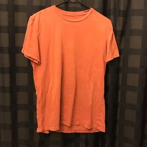 T-shirt : Loose-fitting , Well-worn